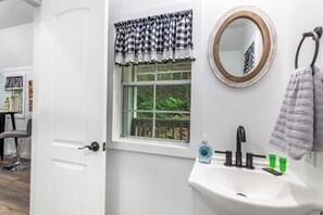 Secadora de cabello, toallas, papel de baño 