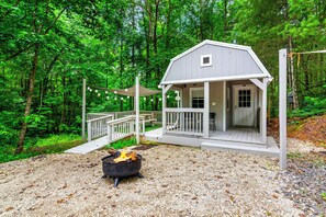A cabin with a porch, a fire pit, and a deck. - Charming bungalow Tiny Home, Fire pit, Close to town, Dog Friendly, Mountain Air (Ellijay)