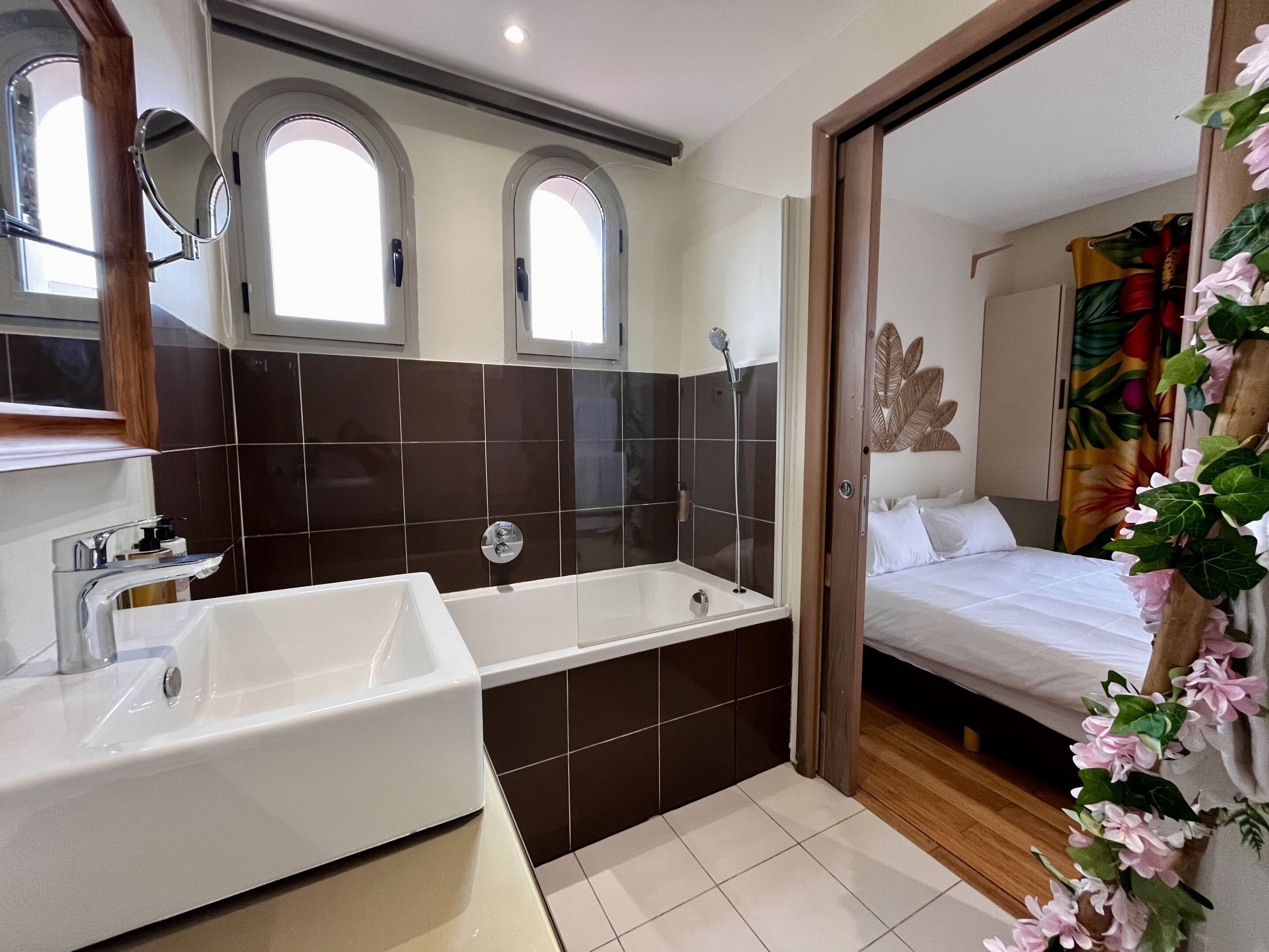 Appartement, uitzicht op tuin | Badkamer | Een bad, een haardroger, handdoeken, zeep