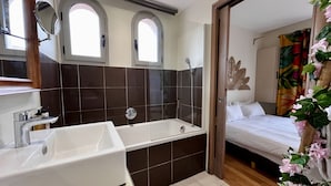 Luxury Apart Daire, Banyolu/Duşlu (Bord de Mer) | Banyo | Küvet, saç kurutma makinesi, havlu, sabun 