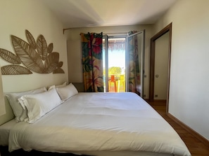 مكتب ومساحة عمل للكمبيوتر المحمول وستائر تعتيم وتجهيزات عازلة للصوت