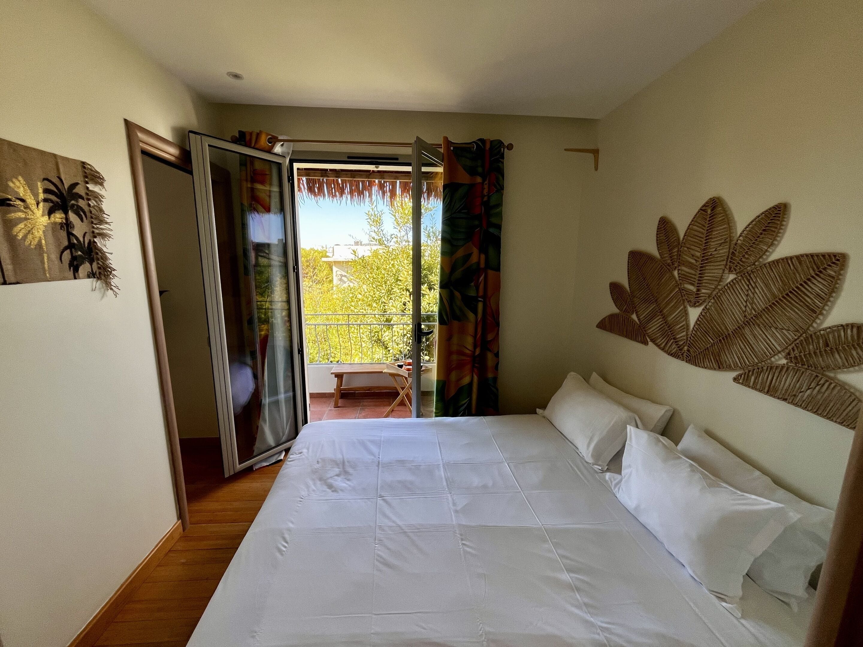 Appartement, uitzicht op tuin | Een bureau, een laptopwerkplek, verduisterende gordijnen