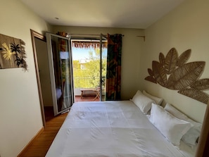 Huoneisto, näköala puutarhaan | Työpöytä, kannettavalle tietokoneelle sopiva työtila, pimennysverhot