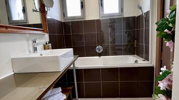 Apartment, Gartenblick | Badezimmer | Badewanne, Haartrockner, Handtücher, Seife