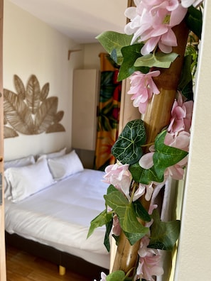 Appartement, vue jardin | Bureau, espace de travail pour ordinateur portable, rideaux occultants