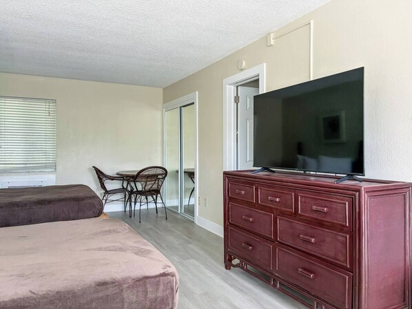 1 غرفة نوم ومكواة/لوح كي وواي فاي وملاءات أسرّة