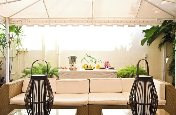 تناول الطعام بالخارج