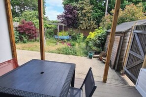 Outdoor dining - Kitty Retreat - Polegate 2 x DBL, 1 SGL (Polegate)