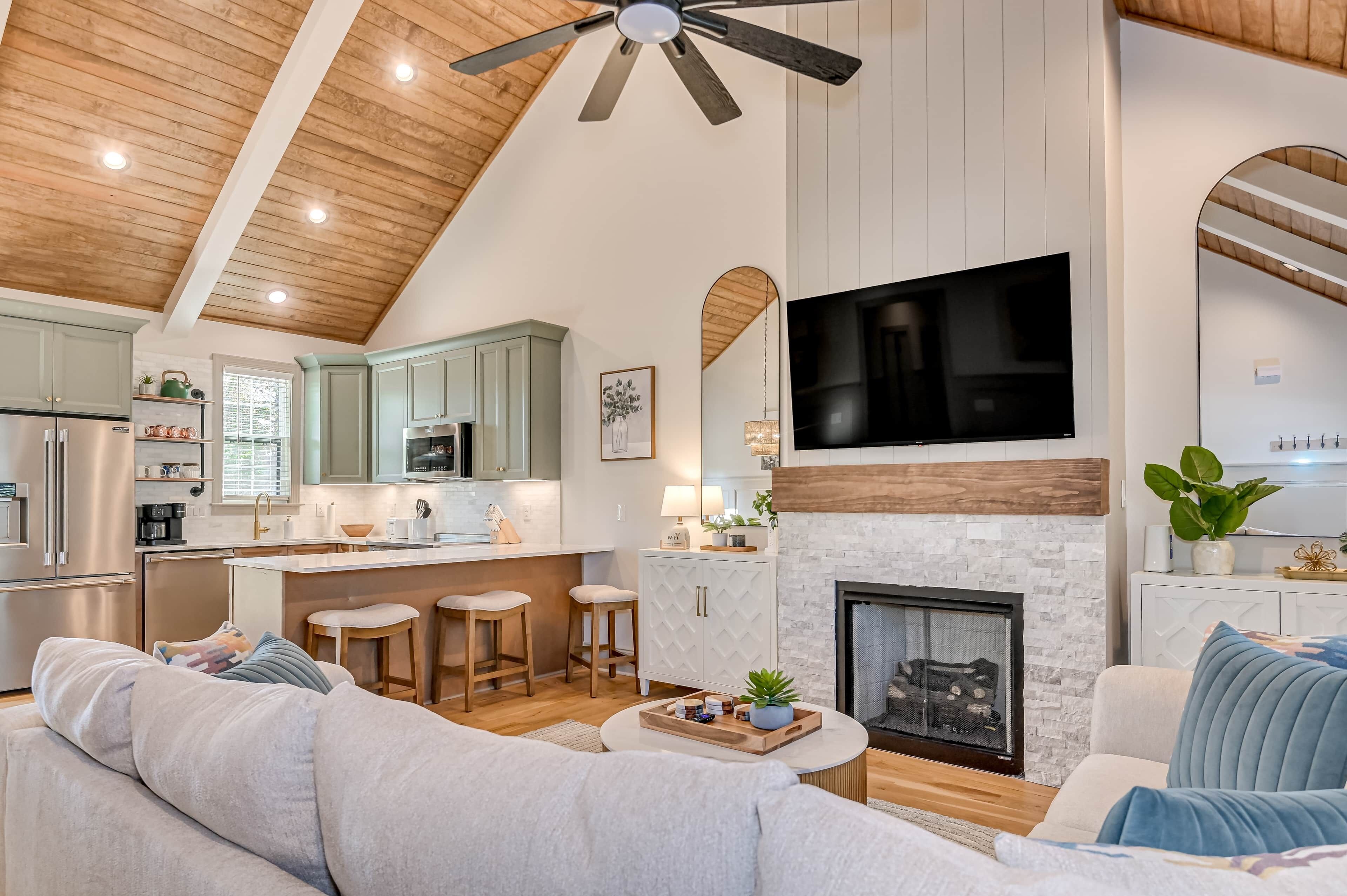 智能电视、壁炉、书