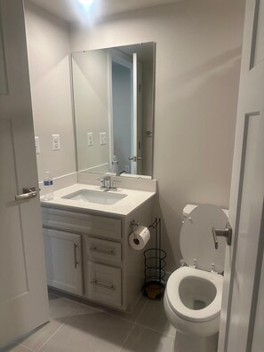 Toallas, jabón, papel de baño 