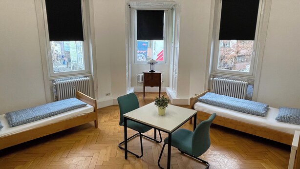 4 bedrooms, WiFi, bed sheets - Spacious 160 sqm apartment in central Göppingen for families, fitters, groups (Göppingen)