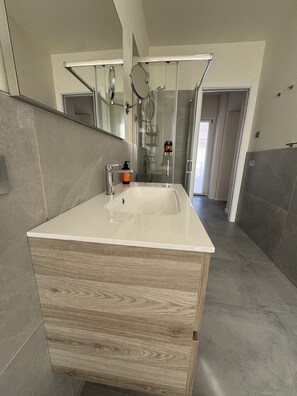 Regadera, secadora de cabello, bidet, toallas