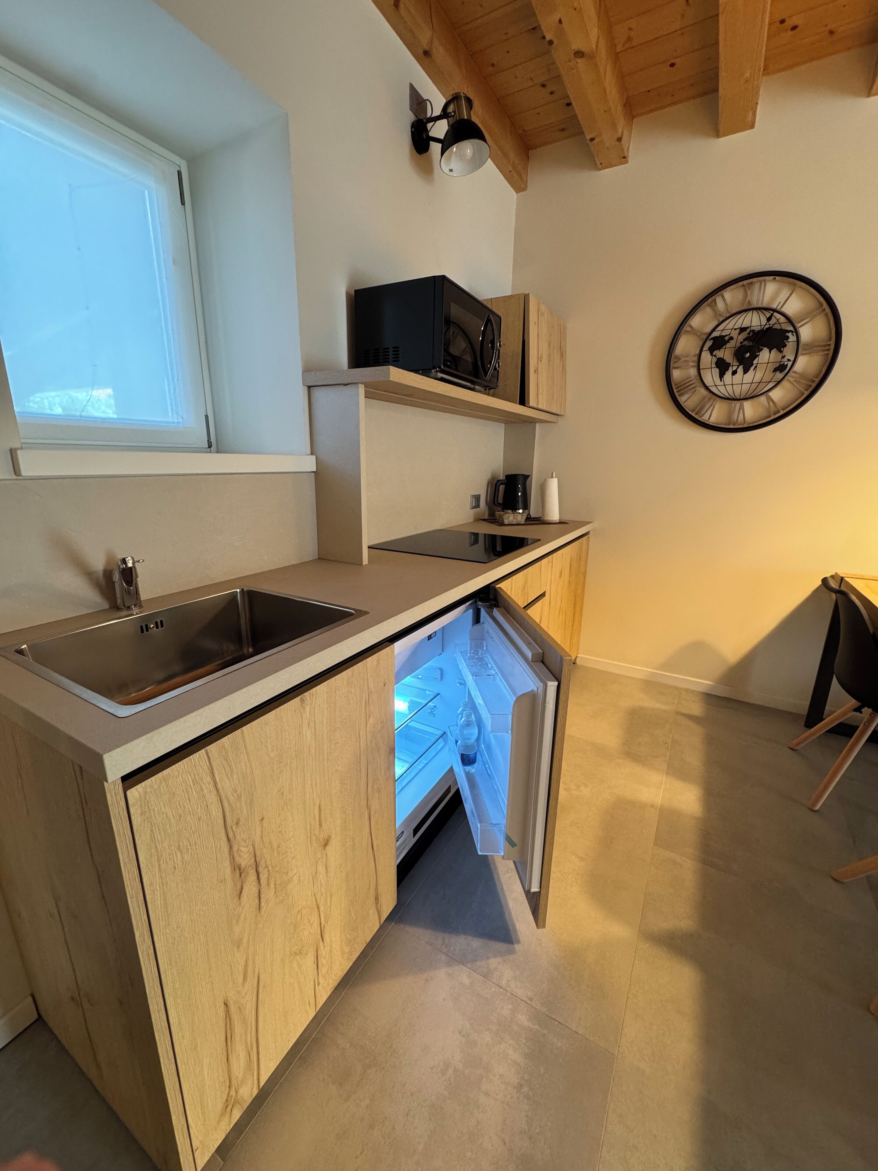 Kühlschrank, Mikrowelle, Herdplatte, Wasserkocher mit Kaffee-/Teezubehör