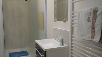 Douche, serviettes fournies