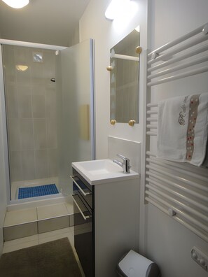 Douche, serviettes fournies