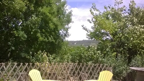 Gîte La Colline des Pins with Private Garden, Wi-Fi, and Air Conditioning