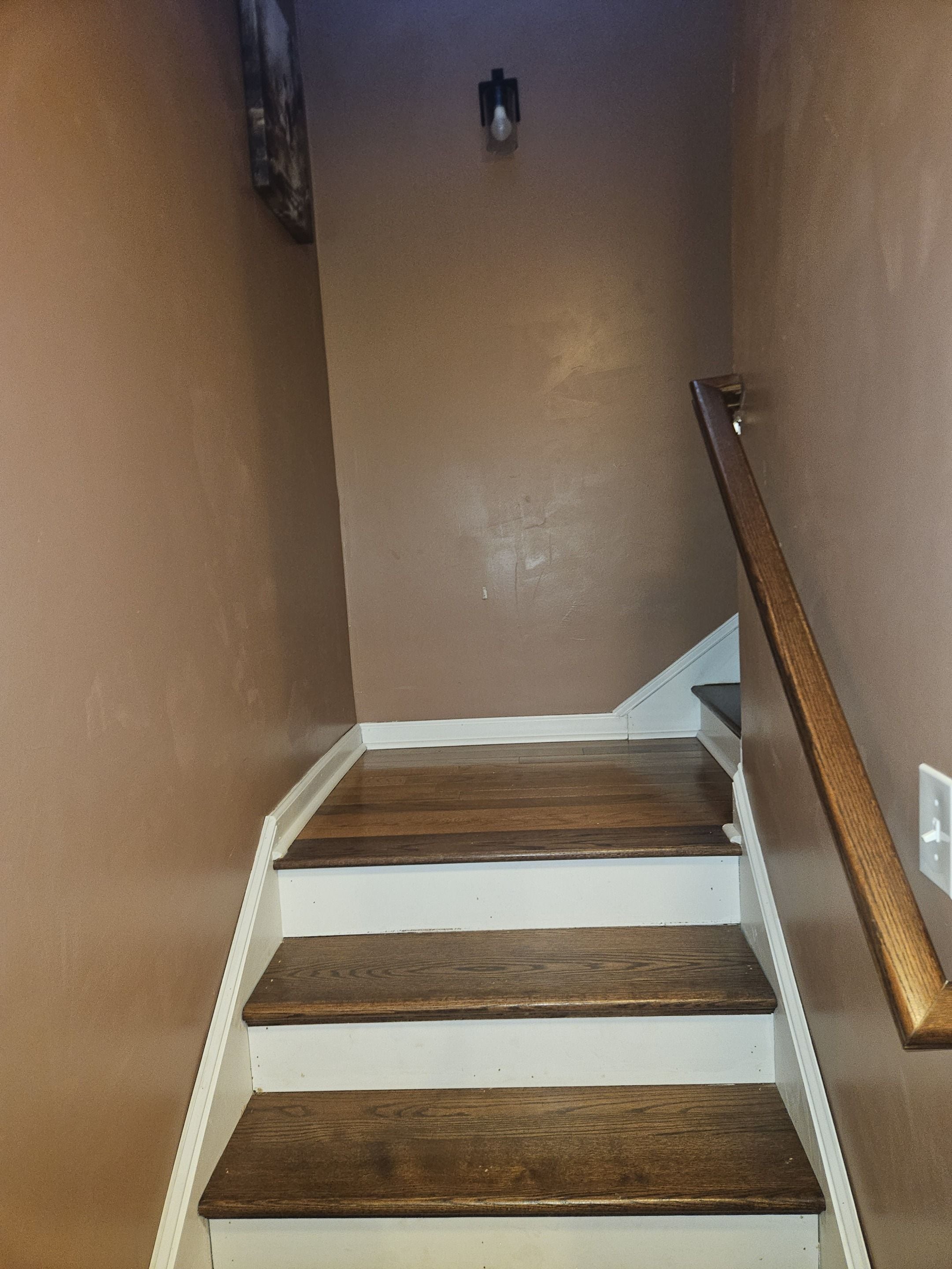 Eine Treppe mit Holzsitzen und einem weißen Geländer.