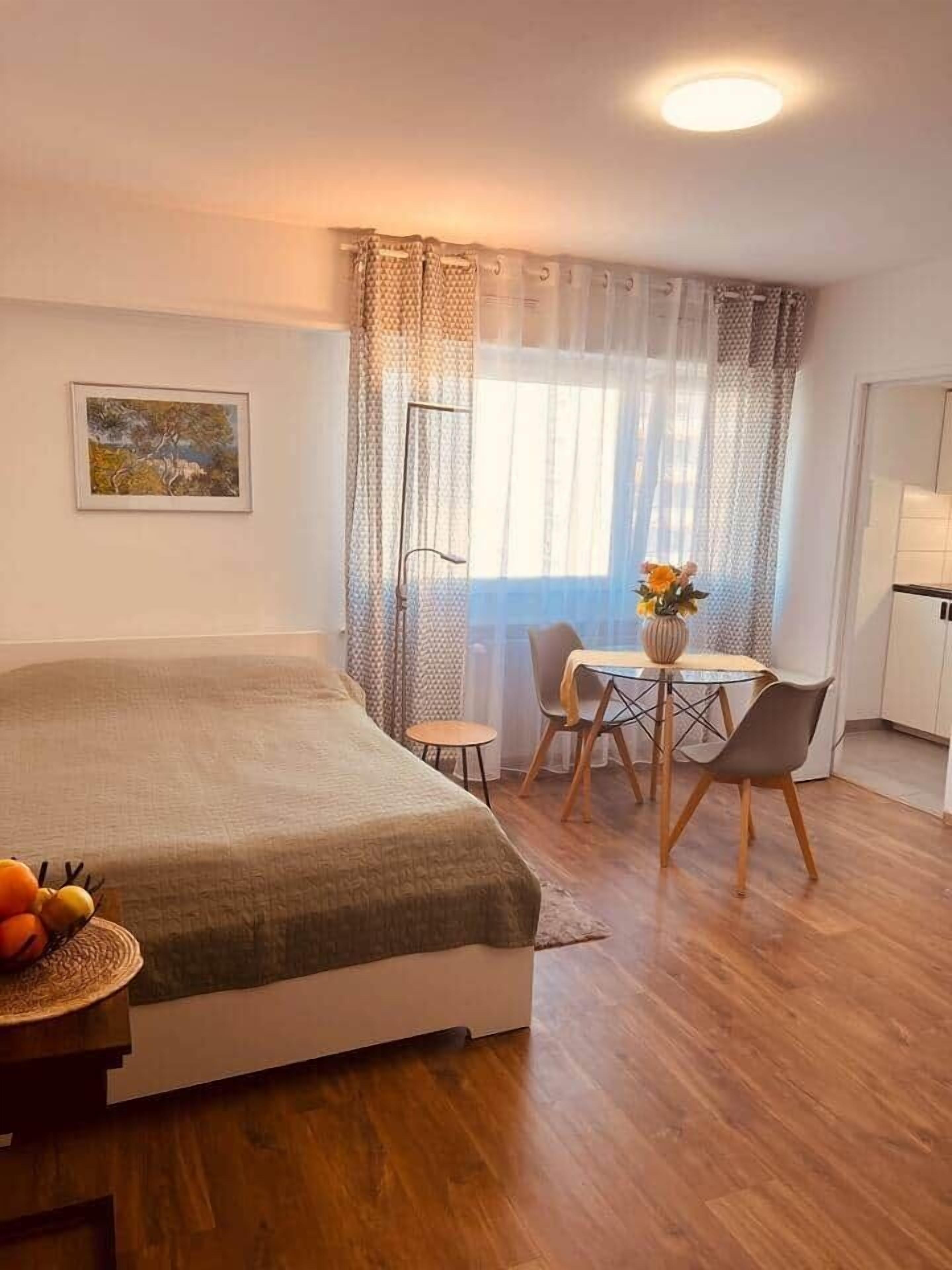 1 chambre, bureau, fer et planche à repasser, Wi-Fi