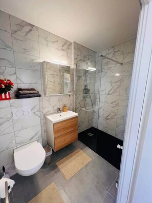 Dusche, Haartrockner, Handtücher