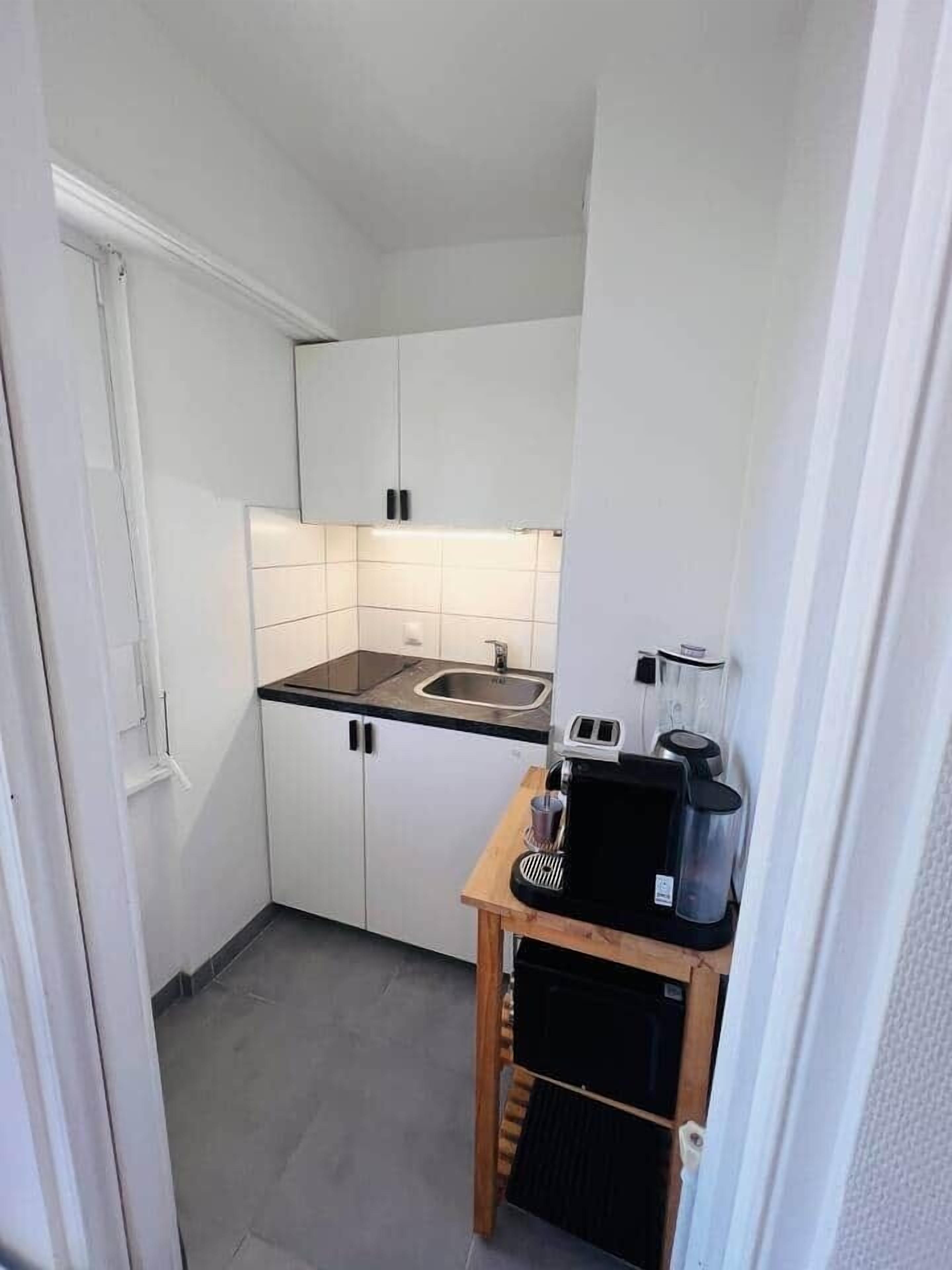 Kühlschrank, Mikrowelle, Herdplatte, Toaster