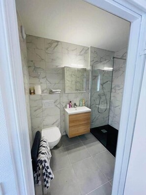 Een douche, gratis toiletartikelen, een haardroger, handdoeken