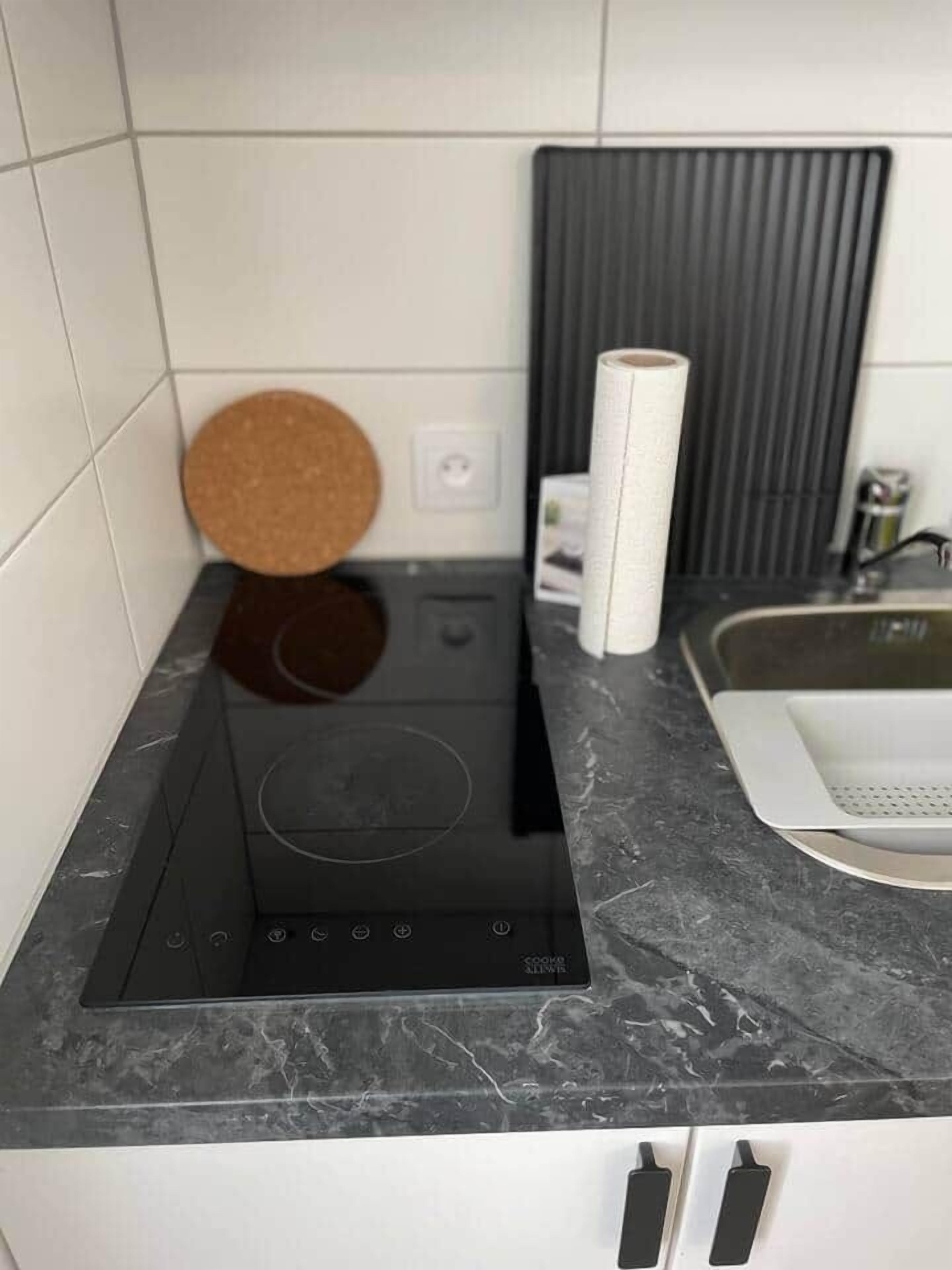 Kühlschrank, Mikrowelle, Herdplatte, Toaster