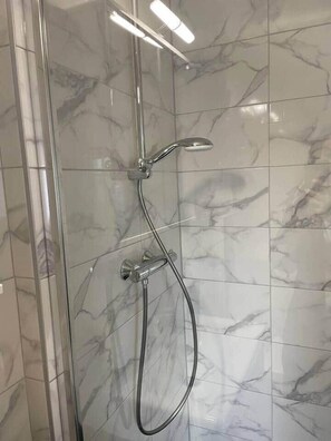 Chuveiro, produtos de toalete grátis, secador de cabelo 