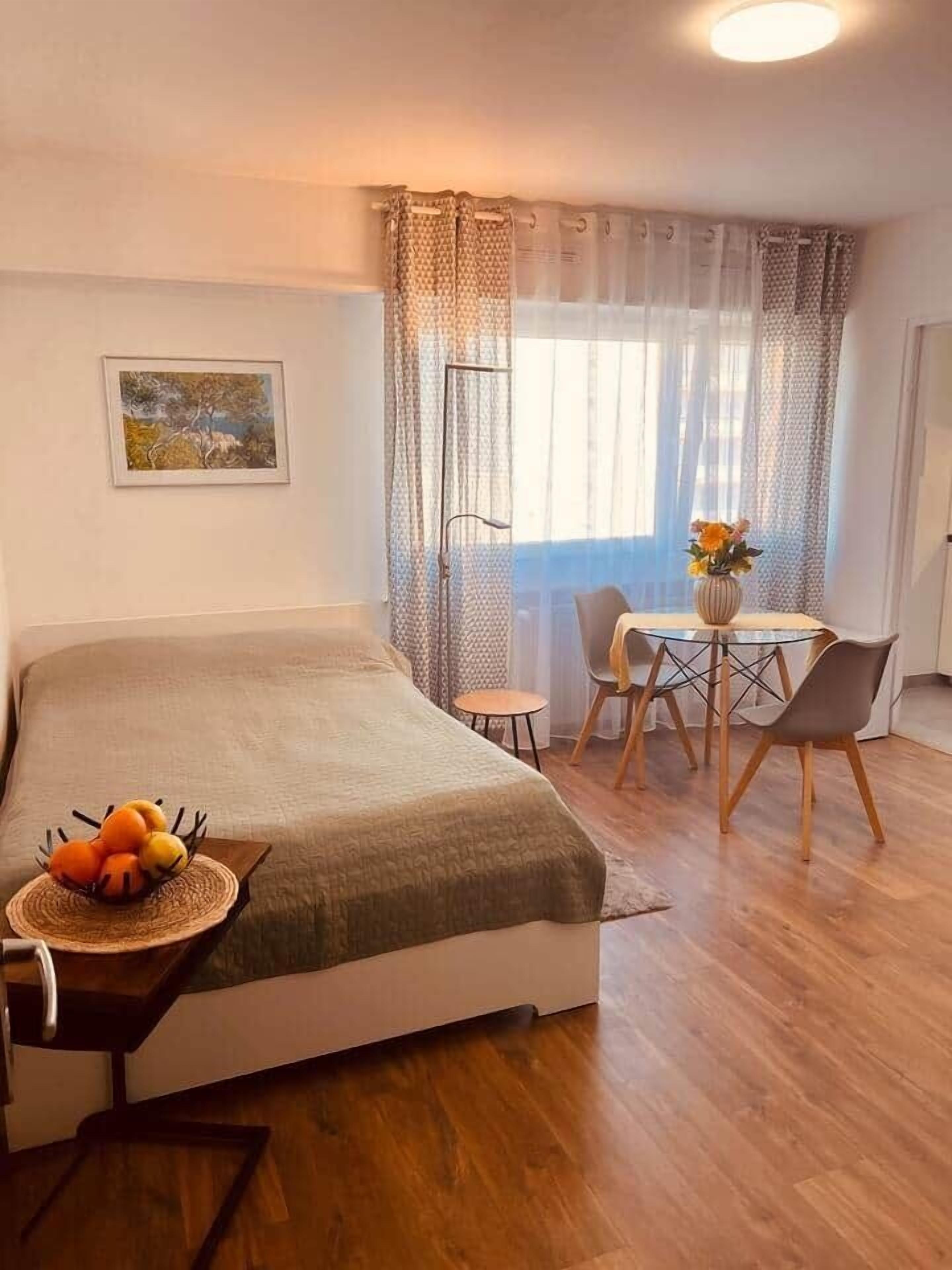 1 habitación, tabla de planchar con plancha, wifi y ropa de cama 