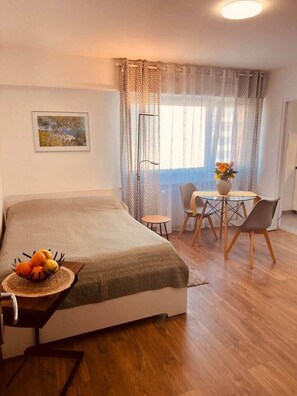 1 slaapkamer, een strijkplank/strijkijzer, wifi, beddengoed