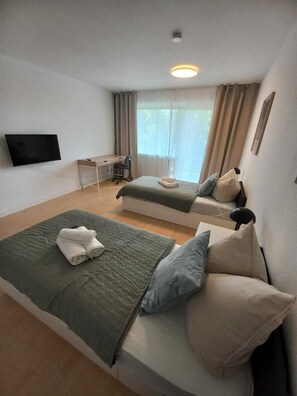 2 habitaciones, tabla de planchar con plancha, wifi y ropa de cama 