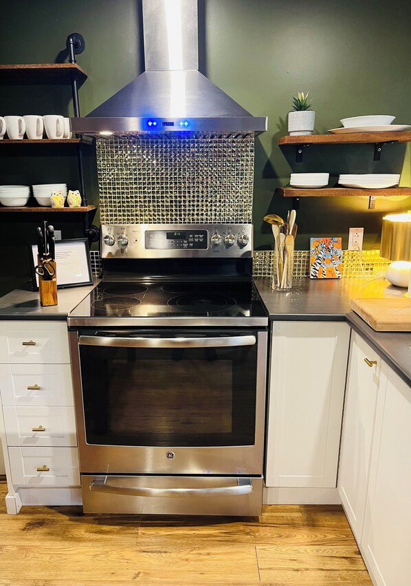 Réfrigérateur, four à micro-ondes, un four, surface de cuisson