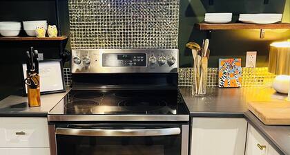 Enchanting 2 bedroom cottage on FIDDLER LAKE near the famous Fiddler Lake resort