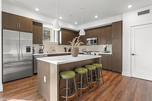 Een koelkast, een magnetron, een oven, een kookplaat