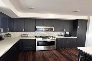 冷蔵庫、電子レンジ、オーブン、コンロ