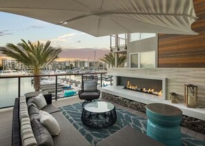 Terrace/patio - Sapphire Marina' Marina Side Private Balcony Amazing Amenities Pool, Gym Jacuzzi (Marina del Rey)