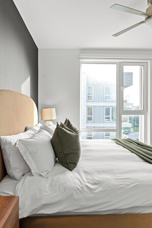 2 bedrooms, desk, iron/ironing board, travel cot - Sapphire Marina' Marina Side Private Balcony Amazing Amenities Pool, Gym Jacuzzi (Marina del Rey)
