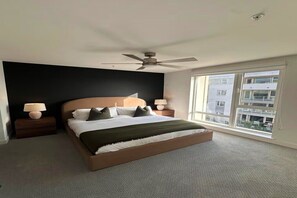 2 habitaciones, escritorio y tabla de planchar con plancha 