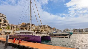 Marina - Upgraded 1 Bedroom l Sea Views & Beach Access (Port De La Mer)