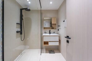 Hair dryer, towels - Elegant 1 Bedroom l Skyline Views l Dubai Marina (Dubai Marina)