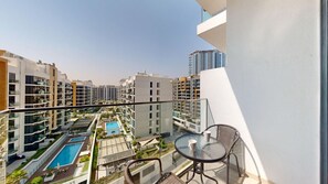 Outdoor dining - Luxurious Studio l Free Pool, Gym Access l  Meydan (Meydan)