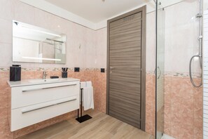 Regadera, secadora de cabello, toallas 