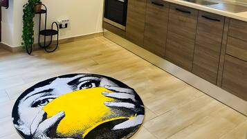 KĂŒhlschrank, Mikrowelle, Ofen, Herdplatte