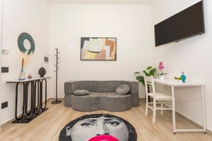 TV - 'Msuite' Apartment with Private Terrace, Wi-Fi & Air Conditioning (Macchia)