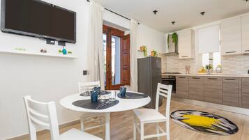 KĂŒhlschrank, Mikrowelle, Ofen, Herdplatte