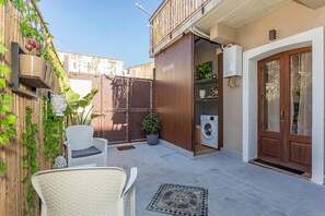 Terrace/patio - 'Msuite' Apartment with Private Terrace, Wi-Fi & Air Conditioning (Macchia)