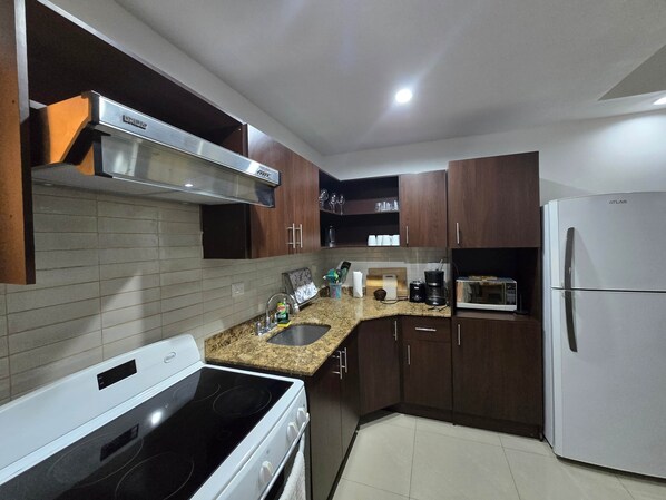 Frigorífico y placa de cocina