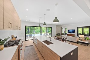 Fridge, microwave, oven, stovetop - Blackwood Shores - 6 bed, pool, hot tub, game room (Lakeside)