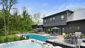 A modern house with a swimming pool, outdoor furniture, and a hot tub. - Blackwood Shores - 6 bed, pool, hot tub, game room (Lakeside)