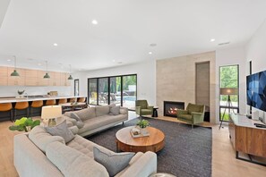 Smart TV, chimenea, tenis de mesa y estéreo 