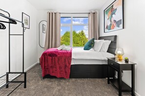 2 bedrooms, iron/ironing board, free WiFi, bed sheets - Edison House 2BR Stafford, Sleeps 4 with Parking (Stafford)
